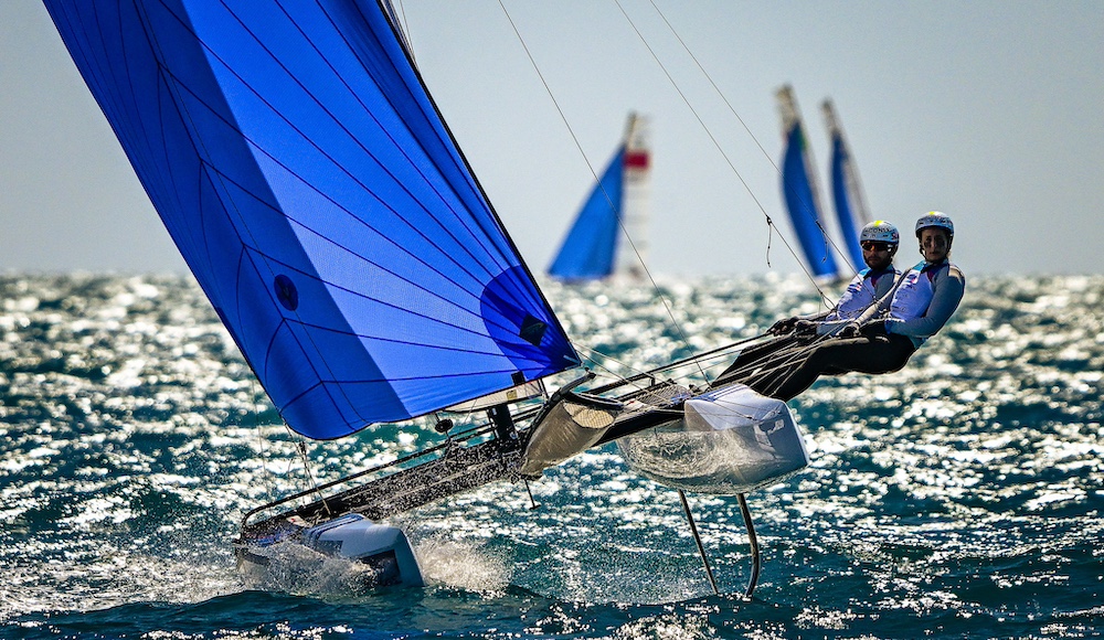 In Coppa del Mondo di vela a Maiorca, Ruggero Tita e Caterina Banti vincono nel Nacra 17 davanti a Gianluigi Ugolini e @mariagiubilei. 🤩 Nella classe 49erFX, prime Jana Germani e Giorgia Bertuzzi. Riccardo Pianosi è secondo nel kite. 👏👏 👉 bit.ly/49qbgwm @federvela