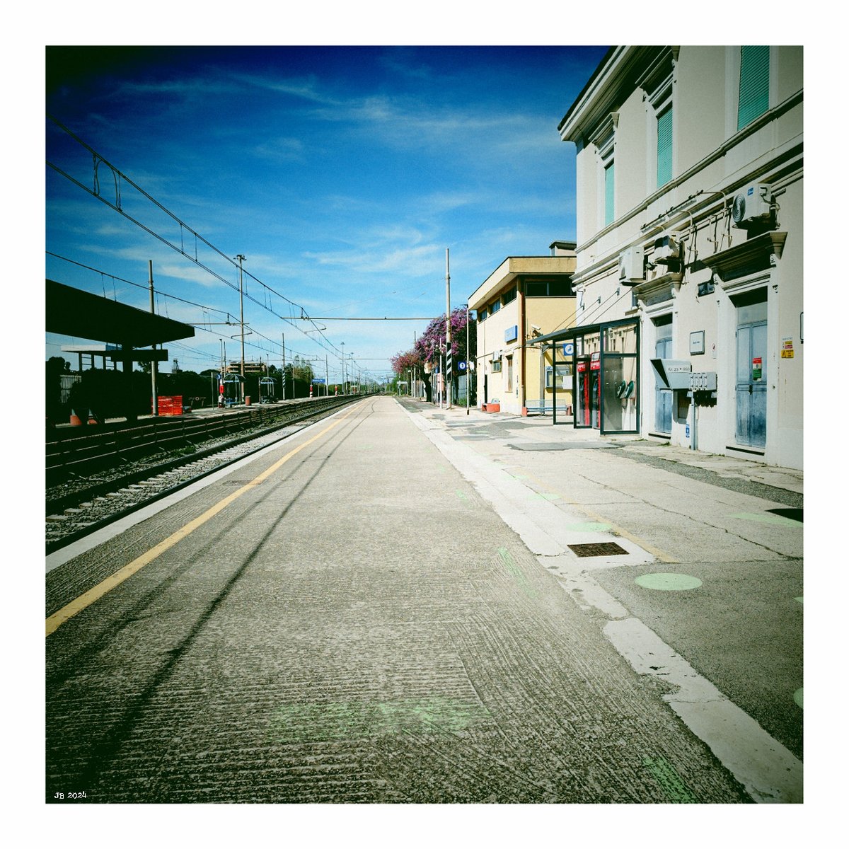 @VisualsbySauter Was out earlier for a walk around Pomezia train station #trainstation #pomezia #lazio #italy