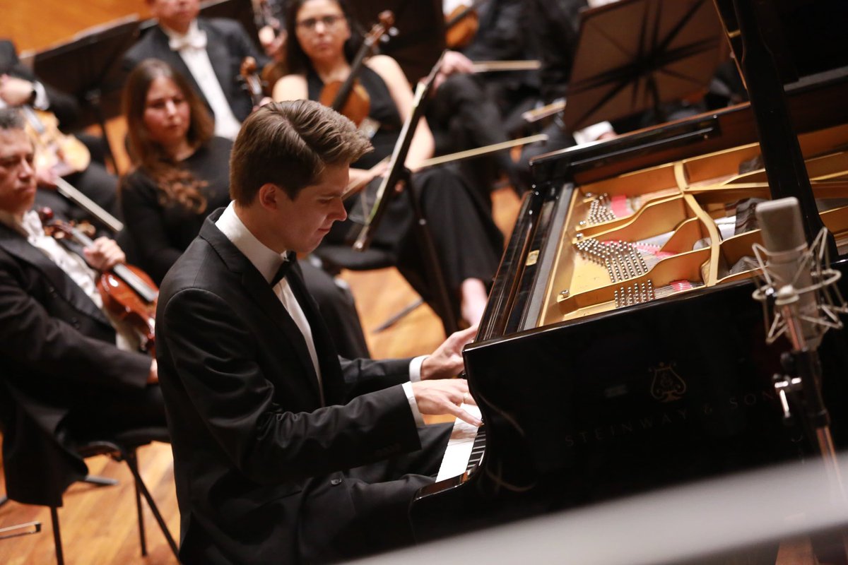 OSEMoficial's tweet photo. Este domingo las y los esperamos en la repetición del #Programa7 bajo la batuta de @sagaydo , director huésped.
Vladimir Petrov, pianista.
📍7 de abril, 12:30 horas, @ccmbcultura, Texcoco.
¡Entrada libre!
#La150 https://t.co/UXkO0Gp2Th