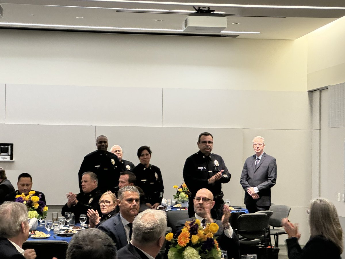 Congratulation @LAPDRampart Captains Jay Roberts and Manny Chavez for your well deserved Youth #Leadership Awards! Molding our future! We are tremendously proud of our Operations Central Bureau Commanding Officers! 👮‍♀️ 🚔🚨🚓👮🏾#LAPD