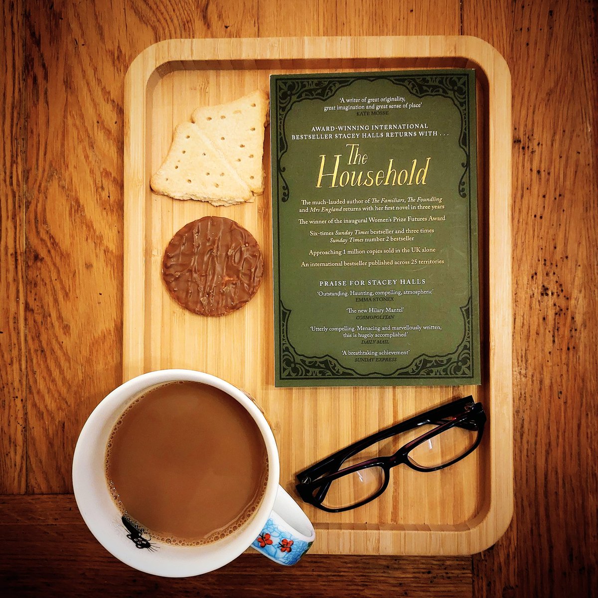 brownflopsy's tweet photo. A mug of #BuildersBrew a couple of biscuits and a darned good read - the brand new stunner from @stacey_halls #TheHousehold
I've loved all of Stacey's books and this might be my favourite one yet!
Out from #ManillaPress @bonnierbooks_uk 11th April. 💛
#SaturdayVibes https://t.co/ZQDx8gGKE2