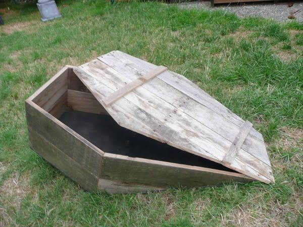 The earthquake in NJ just made the coffin at Trumps Golf Course pop up since it was just put into a shallow grave since it was too expensive to dig 6 feet deep. ;)