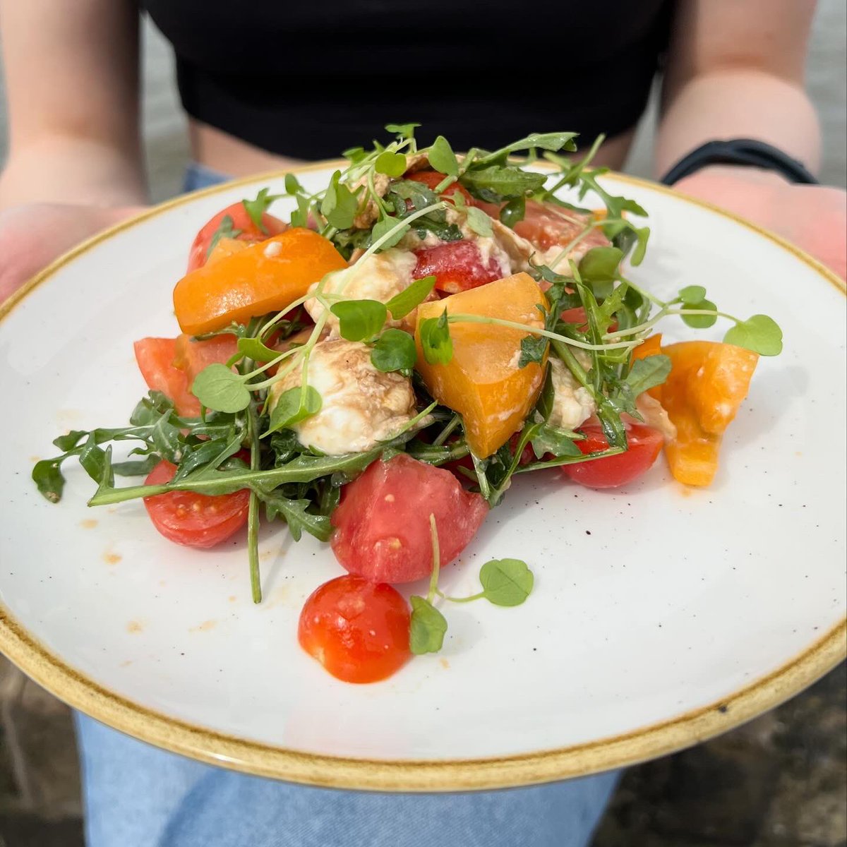 Our new Nutbourne and mozzarella salad - just in time for Fresh Tomato Day🤩🍅
•
•
•
#cuttysarkpub #youngspubs #tomatosalad #newstarter #summermenu