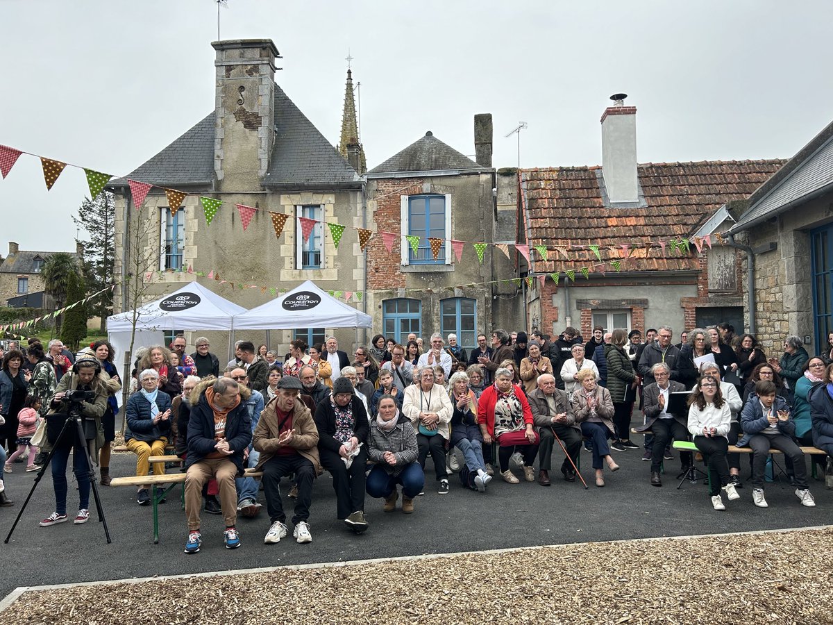 Sy_robert's tweet photo. Quel bonheur d’avoir visité la jolie médiathèque de Bazouges-la-Pérouse en présence du maire, d’élus et des habitants !! #culture #loiRobert https://t.co/DeIsPNn6OY