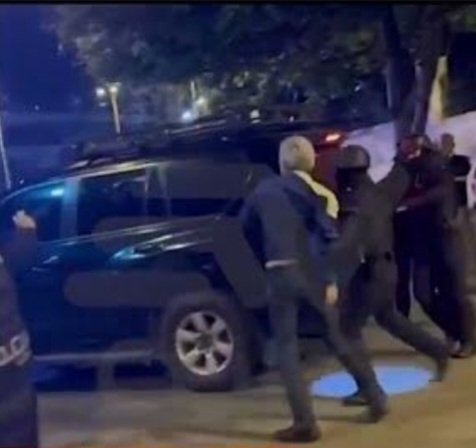 🔴 Este es el momento clave del caso Ecuador. El diplomático mexicano Roberto Canseco, ya AFUERA de la Embajada mexicana, sobre la calle de Quito, forcejea con policías para evitar que se lleven a un delincuente detenido. NO está defendiendo LA SEDE diplomática. ¿Por qué actúa…