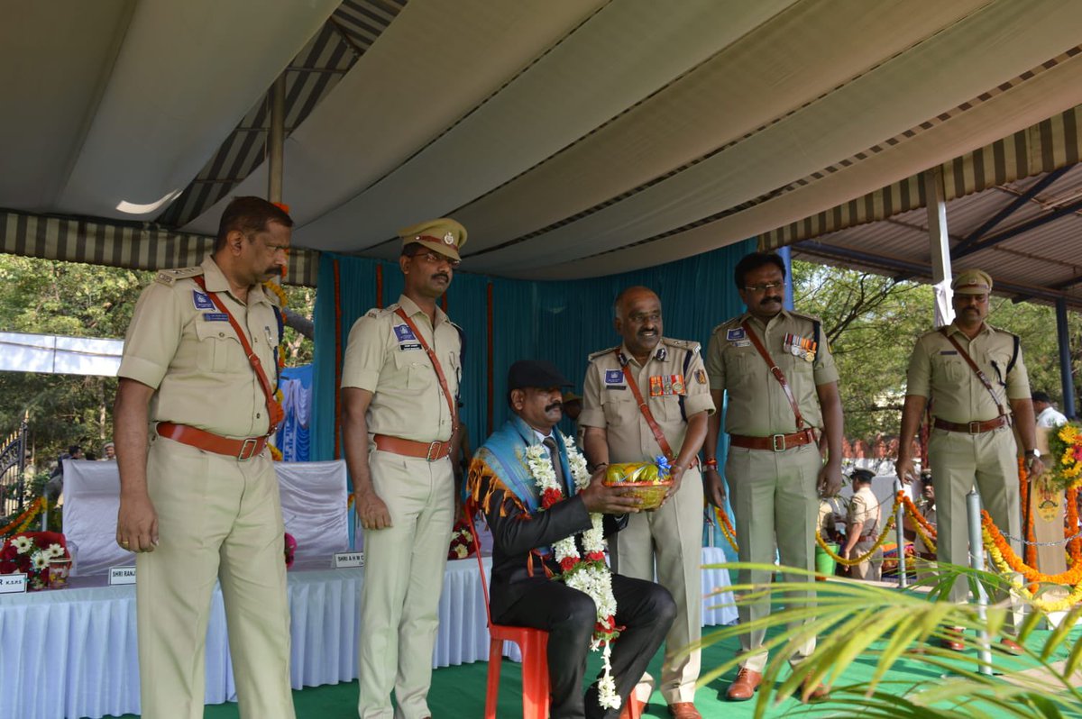 KPRavikumarKSPS's tweet photo. ದಿನಾಂಕ 2-4-2024 ರಂದು ಬಳ್ಳಾರಿಯ ಪೊಲೀಸ್ ಕವಾಯತು ಮದಾನದಲ್ಲಿ ನಡೆದ ಪೊಲೀಸ್ ಕಲ್ಯಾಣ ಹಾಗೂ ಧ್ವಜ ದಿನಾಚರಣೆಯಲ್ಲಿ ಭಾಗವಹಿಸಿ ಮಾತನಾಡಲಾಯಿತು. ಇದೇ ಸಂದರ್ಭದಲ್ಲಿ ಸಾಧಕ ಪೊಲೀಸ್ ಸಿಬ್ಬಂದಿಗಳನ್ನು ಸನ್ಮಾನಿಸಲಾಯಿತು. ಹಿರಿಯ ಪೊಲೀಸ್ ಅಧಿಕಾರಿಗಳು ಹಾಗೂ ಸಿಬ್ಬಂದಿ ಭಾಗವಹಿಸಿದ್ದರು. 

#PoliceFlagDay @DgpKarnataka https://t.co/8SzLUclGhb
