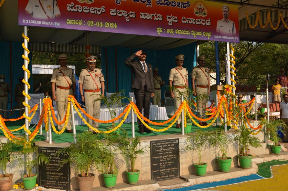KPRavikumarKSPS's tweet photo. ದಿನಾಂಕ 2-4-2024 ರಂದು ಬಳ್ಳಾರಿಯ ಪೊಲೀಸ್ ಕವಾಯತು ಮದಾನದಲ್ಲಿ ನಡೆದ ಪೊಲೀಸ್ ಕಲ್ಯಾಣ ಹಾಗೂ ಧ್ವಜ ದಿನಾಚರಣೆಯಲ್ಲಿ ಭಾಗವಹಿಸಿ ಮಾತನಾಡಲಾಯಿತು. ಇದೇ ಸಂದರ್ಭದಲ್ಲಿ ಸಾಧಕ ಪೊಲೀಸ್ ಸಿಬ್ಬಂದಿಗಳನ್ನು ಸನ್ಮಾನಿಸಲಾಯಿತು. ಹಿರಿಯ ಪೊಲೀಸ್ ಅಧಿಕಾರಿಗಳು ಹಾಗೂ ಸಿಬ್ಬಂದಿ ಭಾಗವಹಿಸಿದ್ದರು. 

#PoliceFlagDay @DgpKarnataka https://t.co/8SzLUclGhb