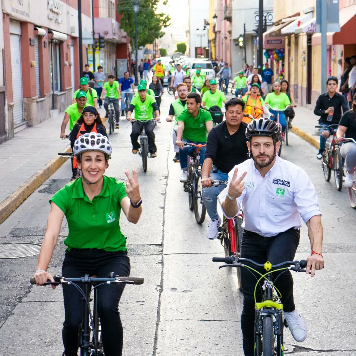 kikismf's tweet photo. Llegó la hora de apostar por una mejor movilidad en nuestras ciudades, de generar más infraestructura y mejores políticas públicas. ¡Más transporte, más bici y menos auto!

¡Junto a @gerardofdzmx rodamos a San Juan de Dios! 🚴 Y desde el Senado vamos a impulsar estos cambios. ¡Guanajuato, llegó la hora de moverse! ¡Vamos con todo rumbo a la Transformación! #VotaVerde