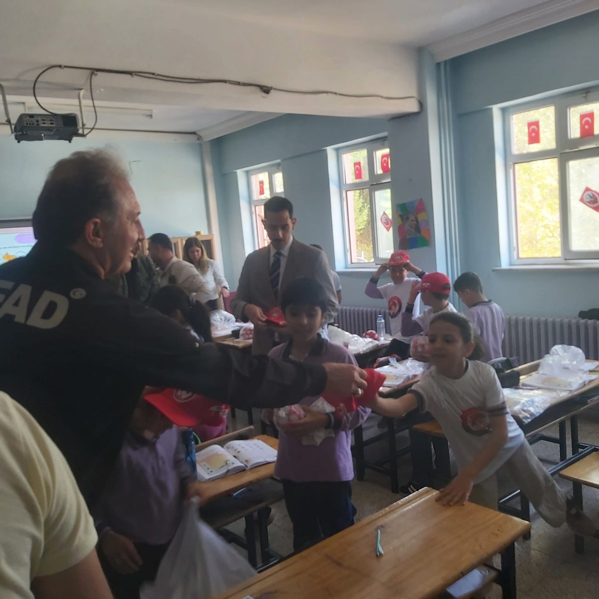 İl müdürümüz Mahmut COŞKUN Türkiye Futbol Federasyonu tarafından Nurdağı ve İslahiye İlçelerinde tertip edilen proğramlara katılım sağlayarak geleceğimizin teminatı çocuklara hediyeler dağıttı.
