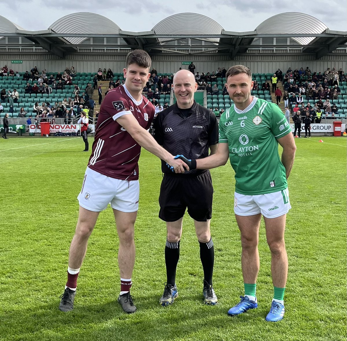 Galway cruise to victory vs London in the Connacht Senior Football Championship, 5-21 to 9pts 🙌🏐 Iconic moment where Sean Kelly & Eoin Walsh, both from the same club Moycullen, are captain for both counties 👏👏👆👌💪 #GalwayGaa #Connachtgaa #Gaa #Gaelicfootball #Londongaa