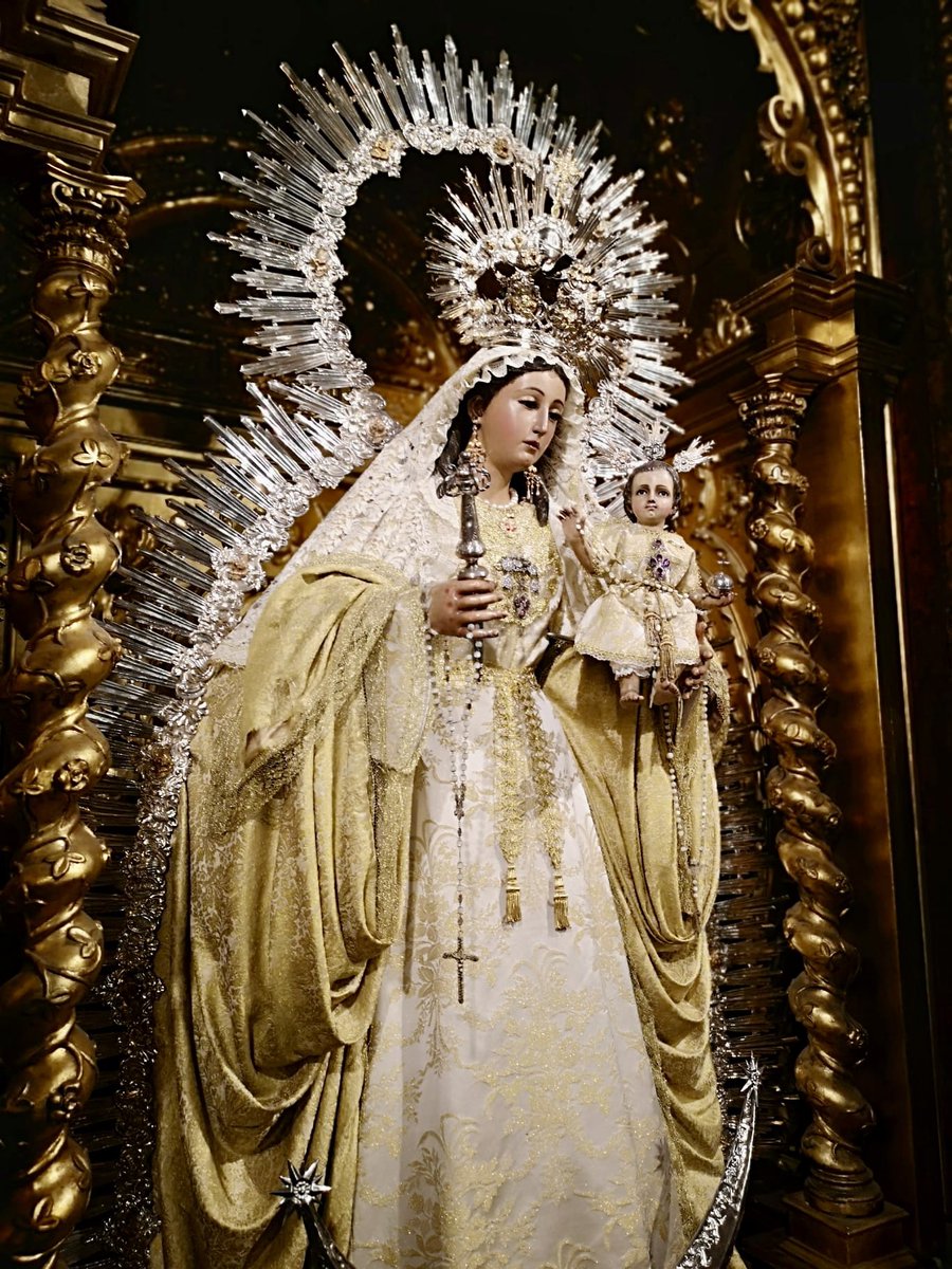 Así se nos presenta nuestra Bendita Madre de Dios del Rosario ataviada para el tiempo de Pascua.