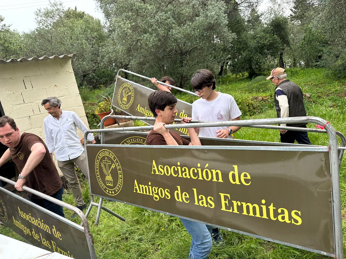 La Juventud Protectora de las Ermitas, en una intensa jornada, ha dejado en perfecto estado de revista el espacio del Sagrado Corazón para la celebración de la fiesta de la Virgen de Belén. Después de la Santa Misa de las 11h se hará el tradicional reparto de habas en cazuela.