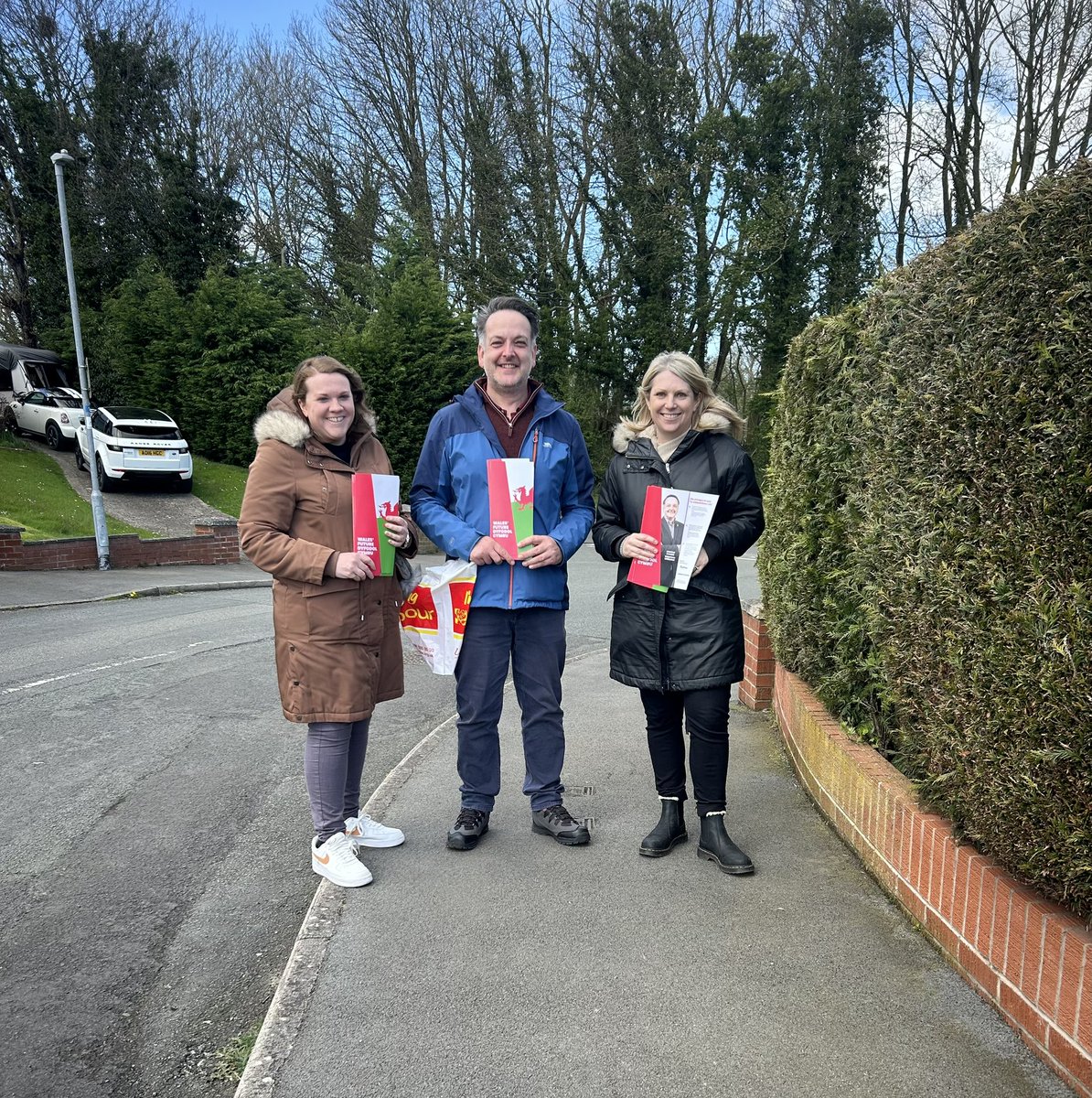 🏴󠁧󠁢󠁷󠁬󠁳󠁿 Great to get out across North Wales to campaign for our fab @WelshLabour candidates. 🌹 From Bangor Aberconwy to Clwyd North, Clwyd East to Wrexham - the message from voters is clear, they want rid of the Tories and it’s time for a UK Labour Government.