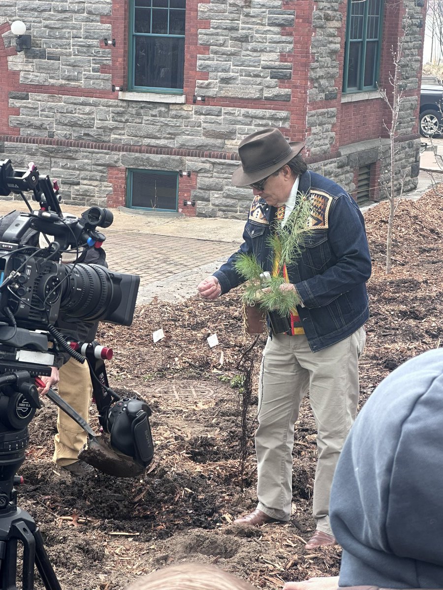 An exciting morning on Roosevelt Island as trees for NYC’s first pocket forest were planted! Thank you to the @sugiproject, @RIOCny, @iDig2Learn, & the @LenapeCenter for making this a reality!