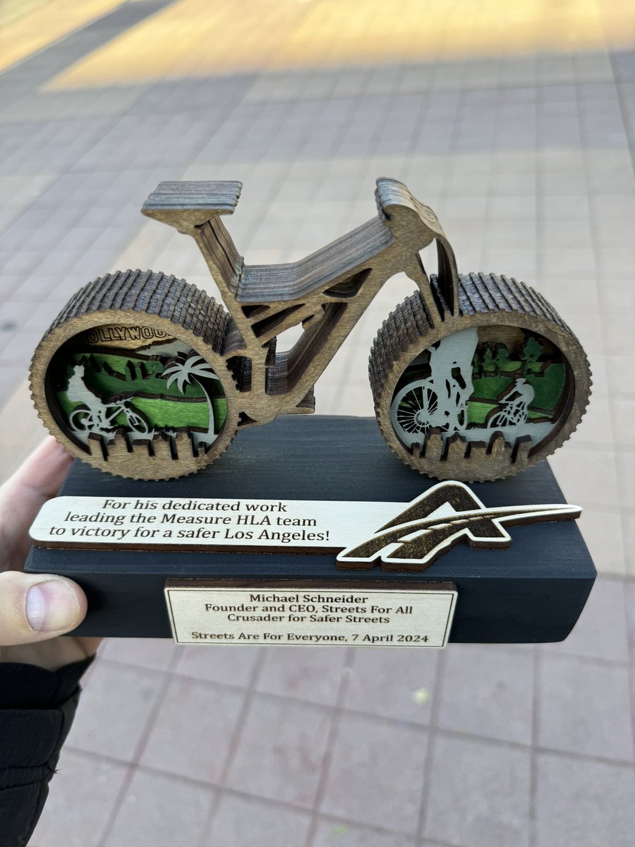 Thank you to Damian Kevitt of @StreetsR4Every1 for this hard carved wooden award for @healthystreetla 🙏 And congrats on Finish The Ride, great turnout!