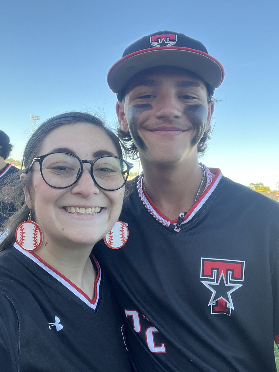 A #BattleoftheBerg baseball sweep by our amazing @BFTerry_BSBL team! With a final score of 4-2 it was an honor as always, to be included in teacher appreciation night, thank you to @NickHerrera2026 for asking me to join you on the field!