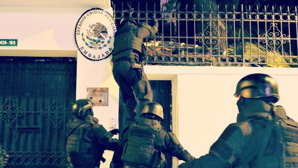 SHOCK: Ecuador Troops Invade Mexican Embassy To Arrest Former Vice President Jorge Glas Who Was Granted Asylum (VIDEOS) Read more here: thegatewaypundit.com/2024/04/shock-…