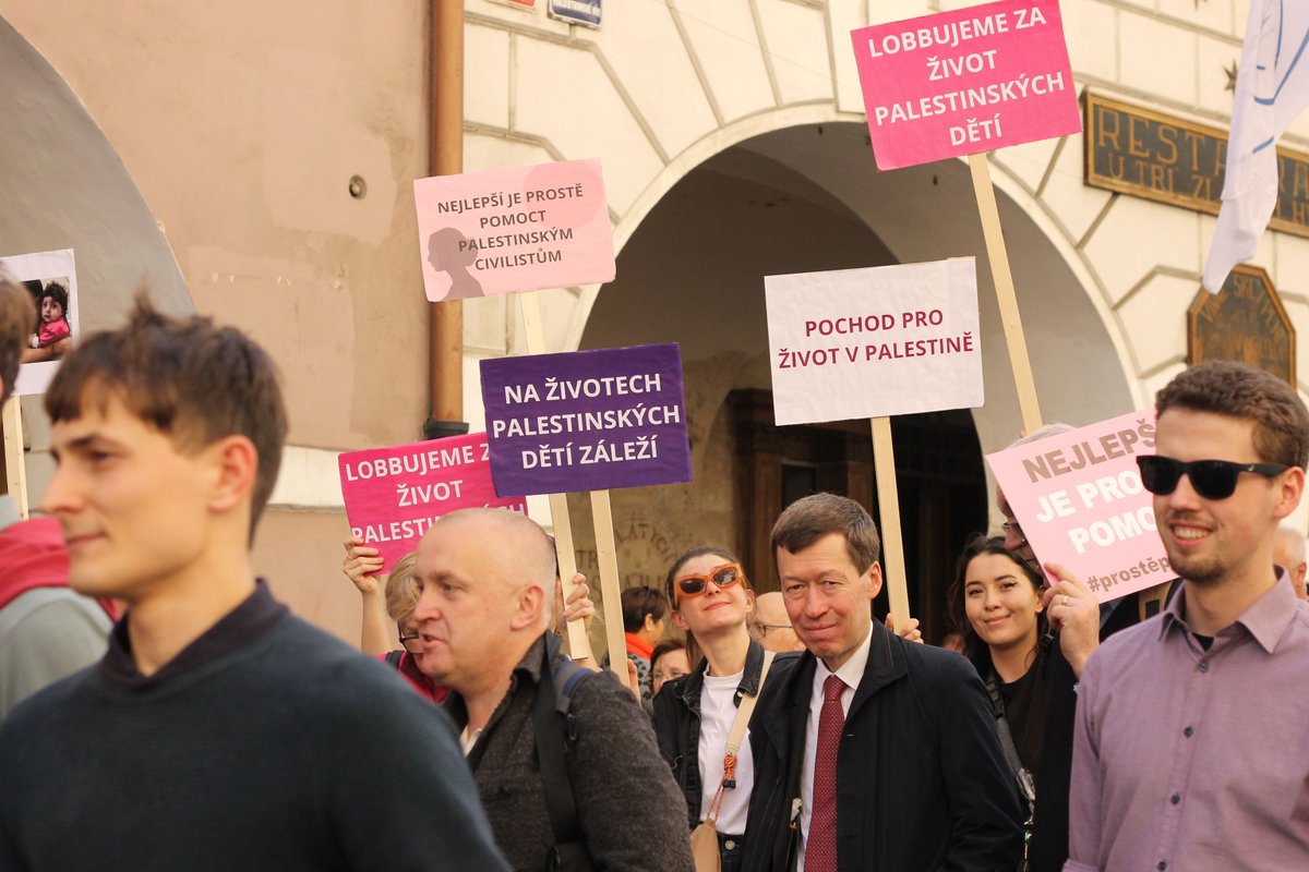 Katolická církev společně s aktivisty, kterým není život lhostejný, dnes uspořádala pochod pro život palestinských civilistů a civilistek v Gaze <3 Děkujeme!