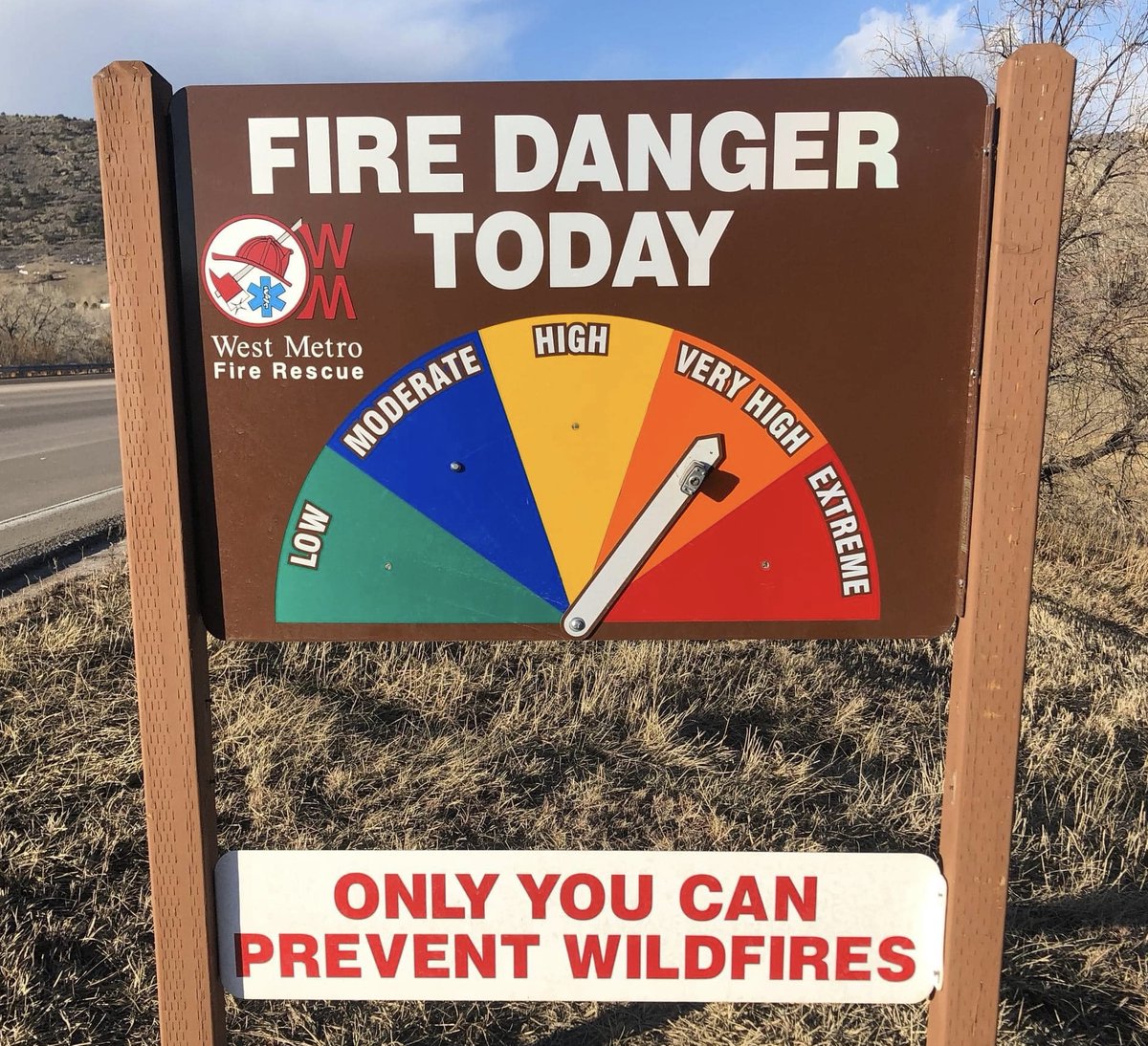 Second day of VERY HIGH fire danger in West Metro's district & a red flag warning. Wind + dry fuels (vegetation) + low humidity = potential for a fast-moving fire. Be prepared: sign up for emergency alerts: JeffCo: jeffco.us/473/Emergency-… DougCo: bit.ly/3TKbHMh