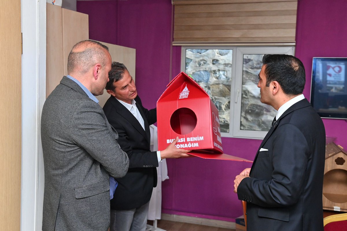 Beyoğlu Belediyesi Veteriner İşleri Müdürlüğü'nü ziyaret edip, kıymetli müdürümüz Yaşar Sitar'dan süreç yönetimi hakkında bilgi aldım. 

Tedavisi tamamlanıp sağlığına kavuşan yavru kedimiz Pera'yı sahiplendik. Özel kalem katında komşumuz olacak ☺

Tüm komşularımın, bu tarifsiz