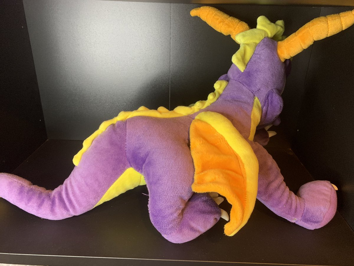 kuda_Collects's tweet photo. Jumbo ‘all 4s’ spyro plush! ✨ there are 2 of these ‘all 4s’ spyro plush this being the larger one which is FAR rarer than its smaller companion! It measures roughly 12 inches tall by around 25 inches long! A great piece for anyone’s collection! 

Released- 2001
Rarity- ⭐️⭐️⭐️_ _ https://t.co/SgPQ5owwIZ