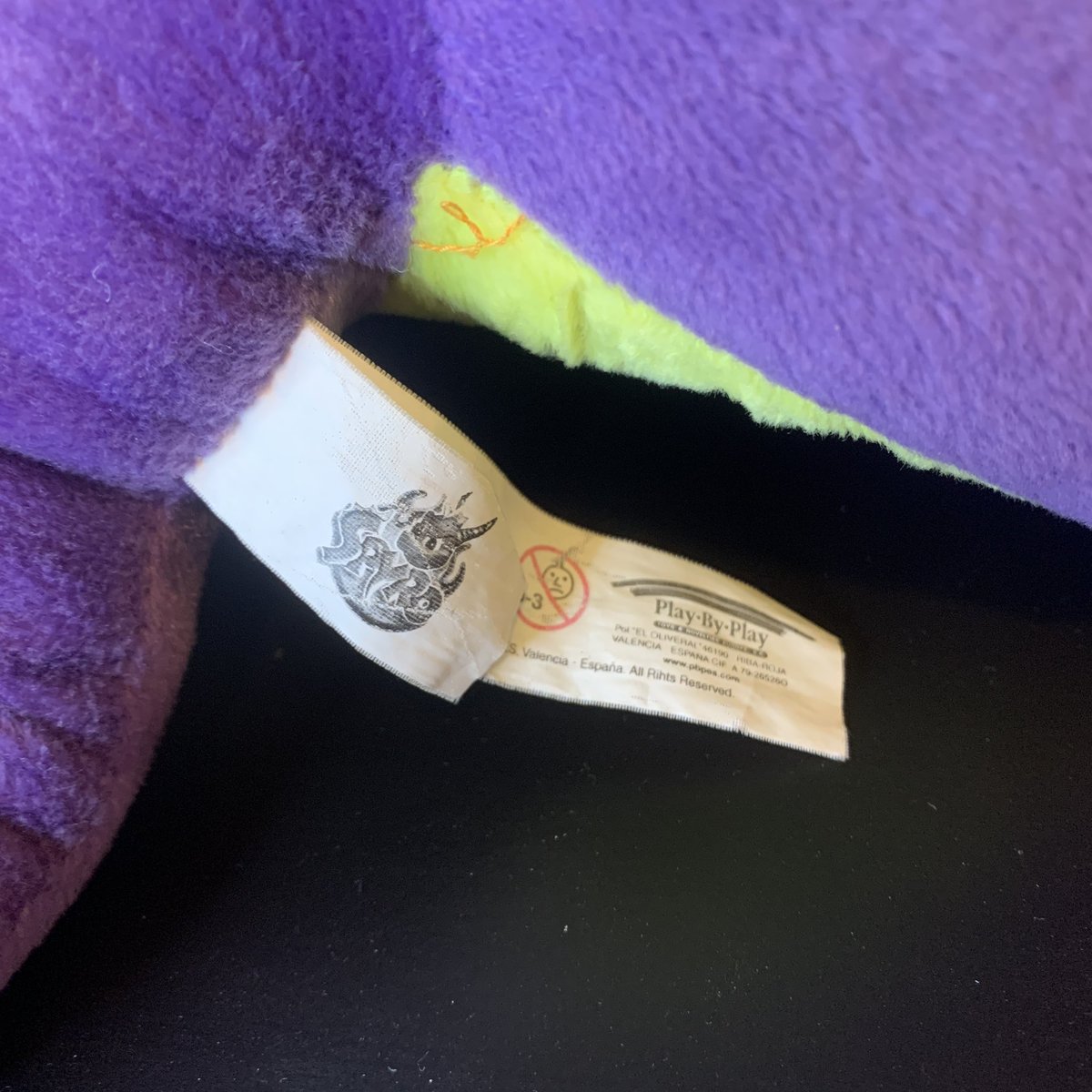 kuda_Collects's tweet photo. Jumbo ‘all 4s’ spyro plush! ✨ there are 2 of these ‘all 4s’ spyro plush this being the larger one which is FAR rarer than its smaller companion! It measures roughly 12 inches tall by around 25 inches long! A great piece for anyone’s collection! 

Released- 2001
Rarity- ⭐️⭐️⭐️_ _ https://t.co/SgPQ5owwIZ
