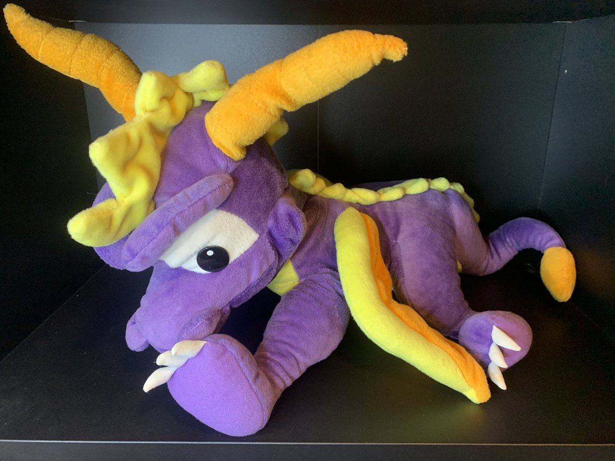 kuda_Collects's tweet photo. Jumbo ‘all 4s’ spyro plush! ✨ there are 2 of these ‘all 4s’ spyro plush this being the larger one which is FAR rarer than its smaller companion! It measures roughly 12 inches tall by around 25 inches long! A great piece for anyone’s collection! 

Released- 2001
Rarity- ⭐️⭐️⭐️_ _ https://t.co/SgPQ5owwIZ