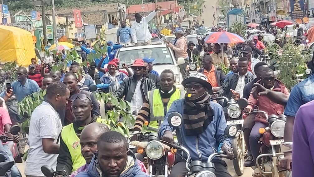 charles_nkonge's tweet photo. Bushenyi has spoken in affirmative. Besigye is our leaders and should quickly get for us a new vehicle through wish we can further the Struggle for the 2nd Liberation. @kizzabesigye1 led a team from @Katonga311 for a consultation. #Tujja https://t.co/97CQALTec6