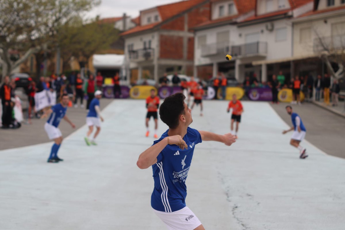 fedpival's tweet photo. INTERNACIONAL ⚪️ Campions en Llargues! 🥇 La Selecció Valenciana masculina guanya la medalla d'or en Llargues després d'imposar-se als Països Baixos 

🔴 Països Baixos 4
🔵 Comunitat Valenciana 6 ✅

#moulapilota
#europeuportugal24
#llargues https://t.co/hSEoHGMOCQ