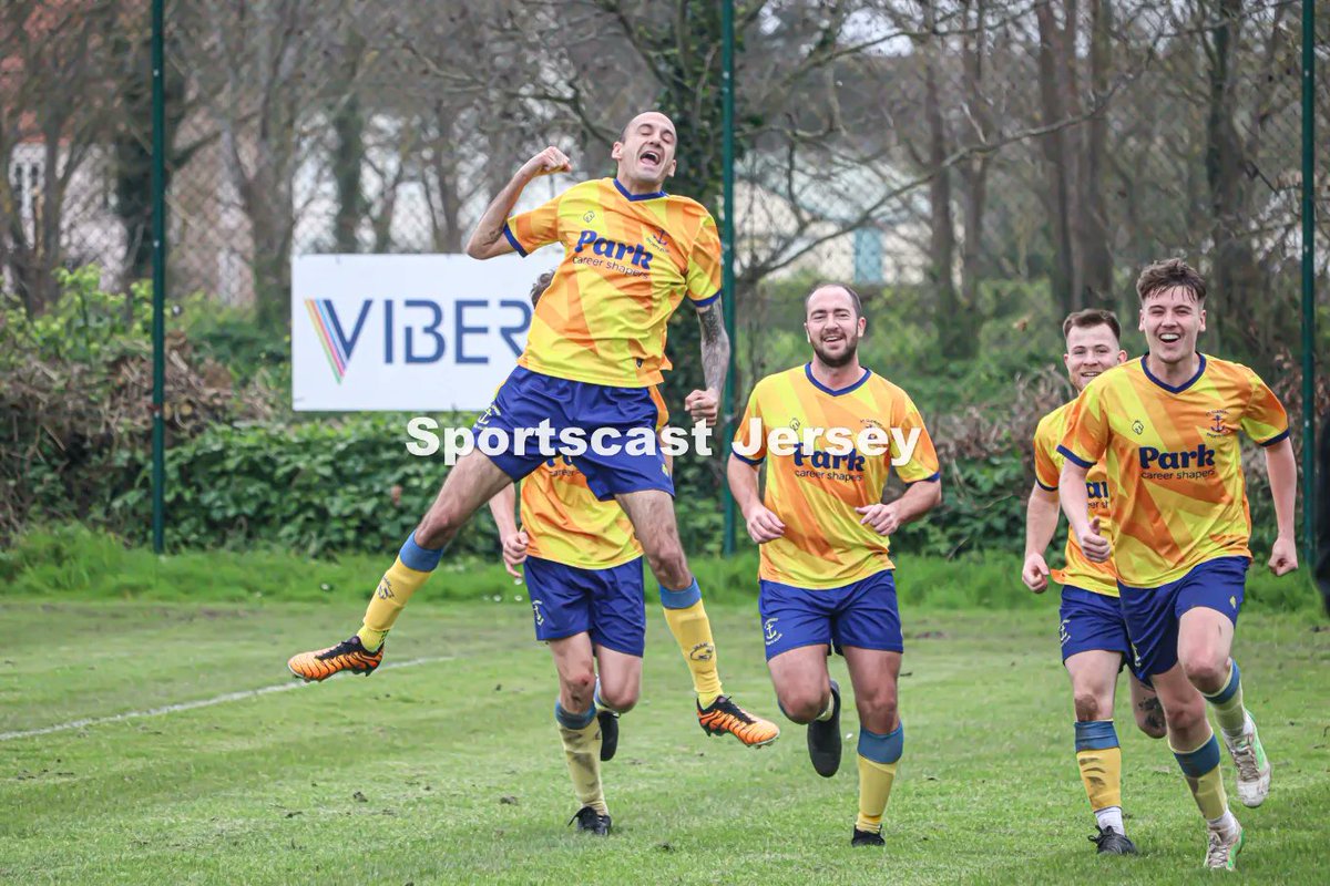 Karl Hinds scored a late winner as St Clement beat title challengers St Peter FC 1-0 to go a step closer to the Premiership 1 title this afternoon! ⚽ Well played to both teams in what was a closely fought contest in front of a great crowd! 👏🏼 More snaps from Dan soon! 📸