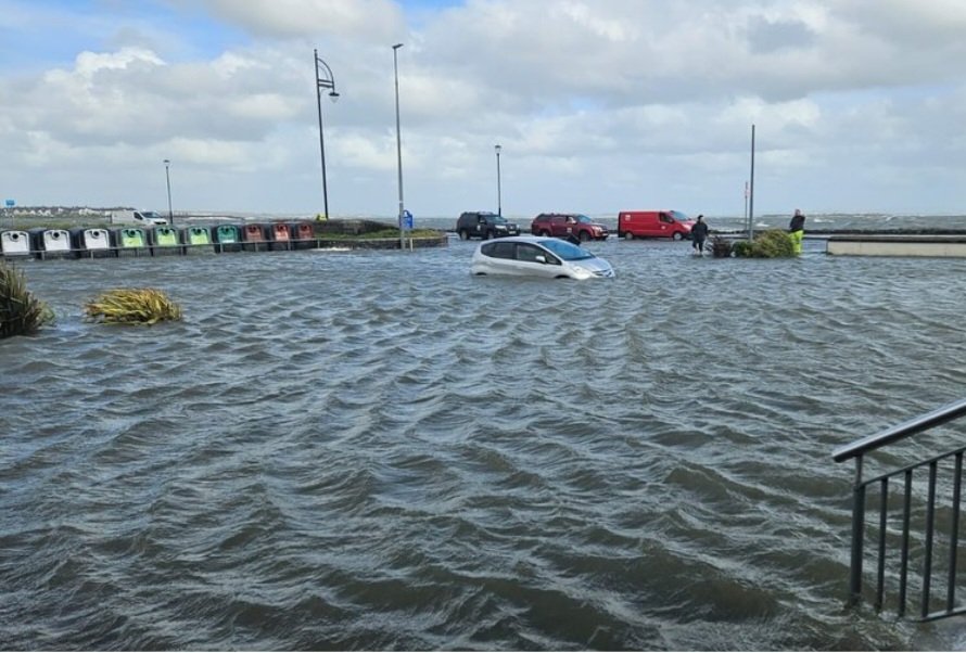 And there ya have it folks, salthill carpark. Darwin awards strong candidate right there #StormKathleen