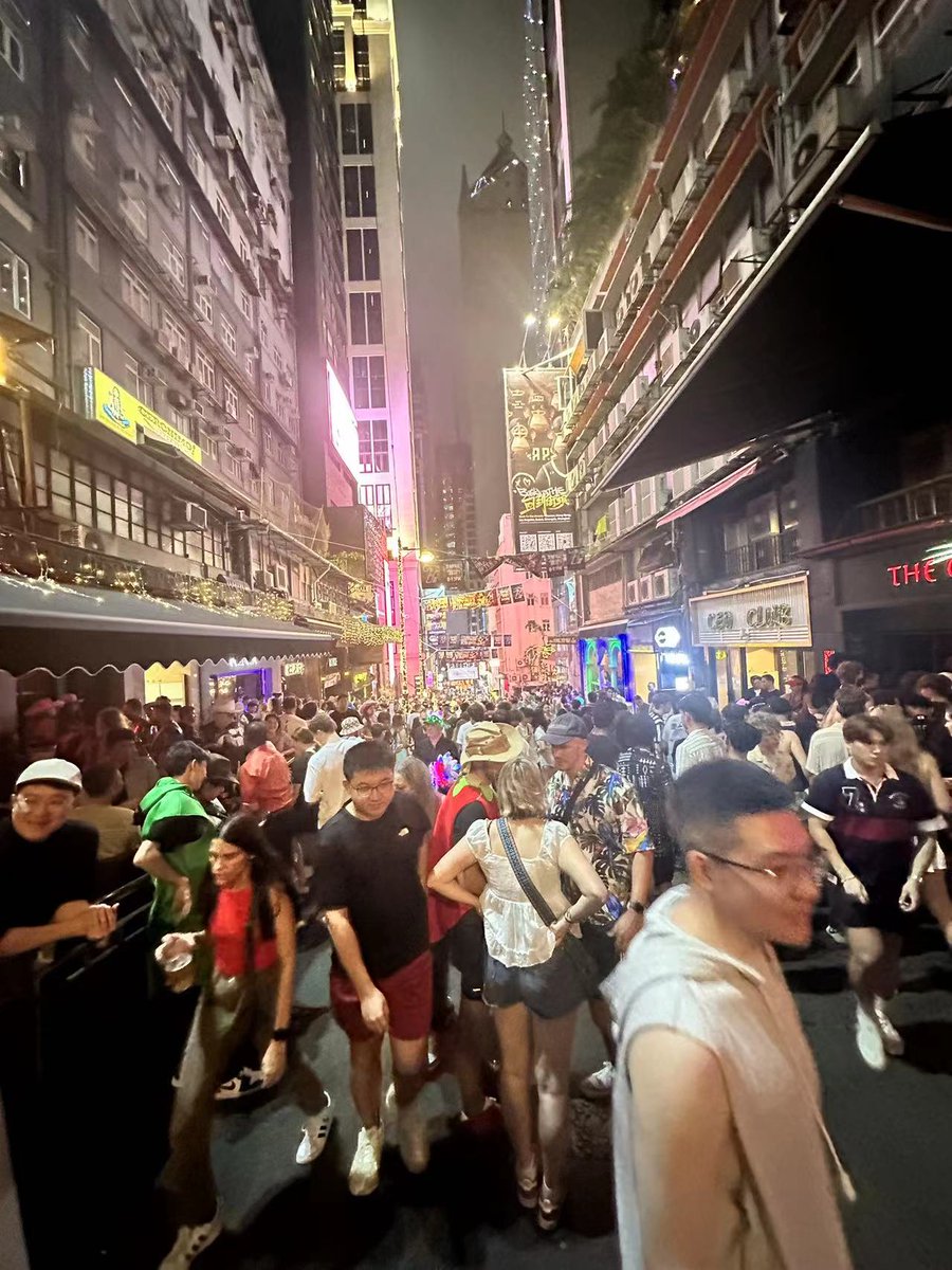 theMiaShowNight's tweet photo. 人太多了，社恐分子赶紧跑。#香港Web3大会 https://t.co/Gfb2iy2FSY