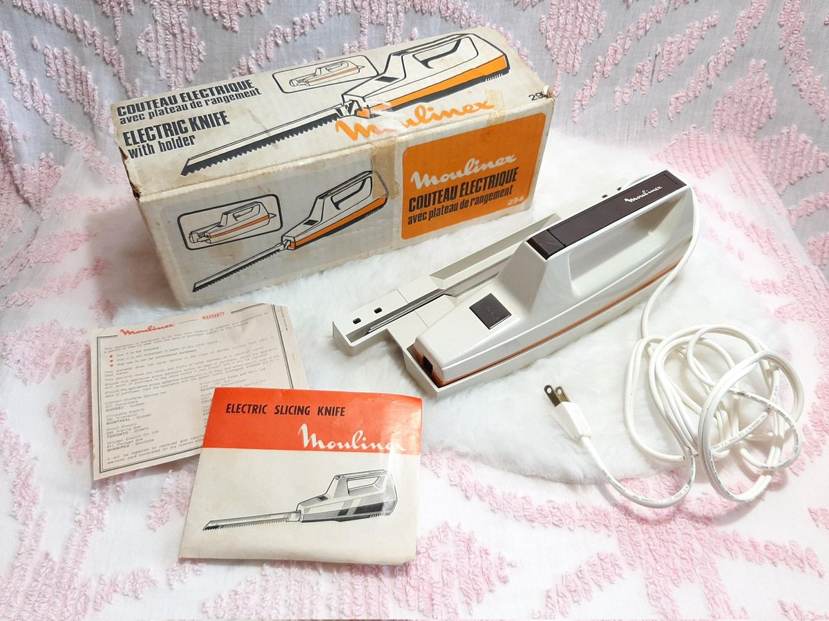 KillesterTweet's tweet image. facebook.com/share/UdRWEUMz… H Williams supermarket 1970s Killester Dublin and the much coveted Green Shield stamps. What did you collect the stamps for? A Moulineux electric knife perhaps? 😃 @SupValukillestr  @greendoorfloris @lesleyscottb @killester_group @PhotosOfDublin