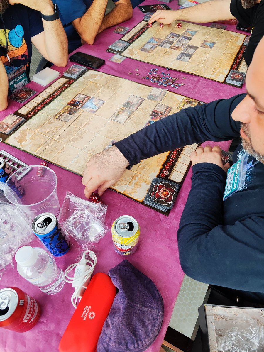 MishiGeek's tweet photo. Un torneo de Summoner Wars en #Asturludicas https://t.co/ekgHrIShzU
