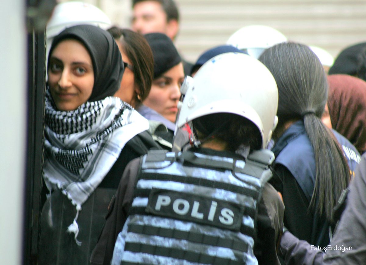 Ters kelepçe de taksalar zibdanlarda da tutsalar davamızda sabit ve sadığız çünkü 'Mesele Filistin /Gazzeye onlar yaşarken omuz vermekti Ölüyü taşımak zaten sünnetti.' #GazzedeÇocuklarÖldürülüyor #GazzeİçinKıyama #israilesevkiyatıdurdur