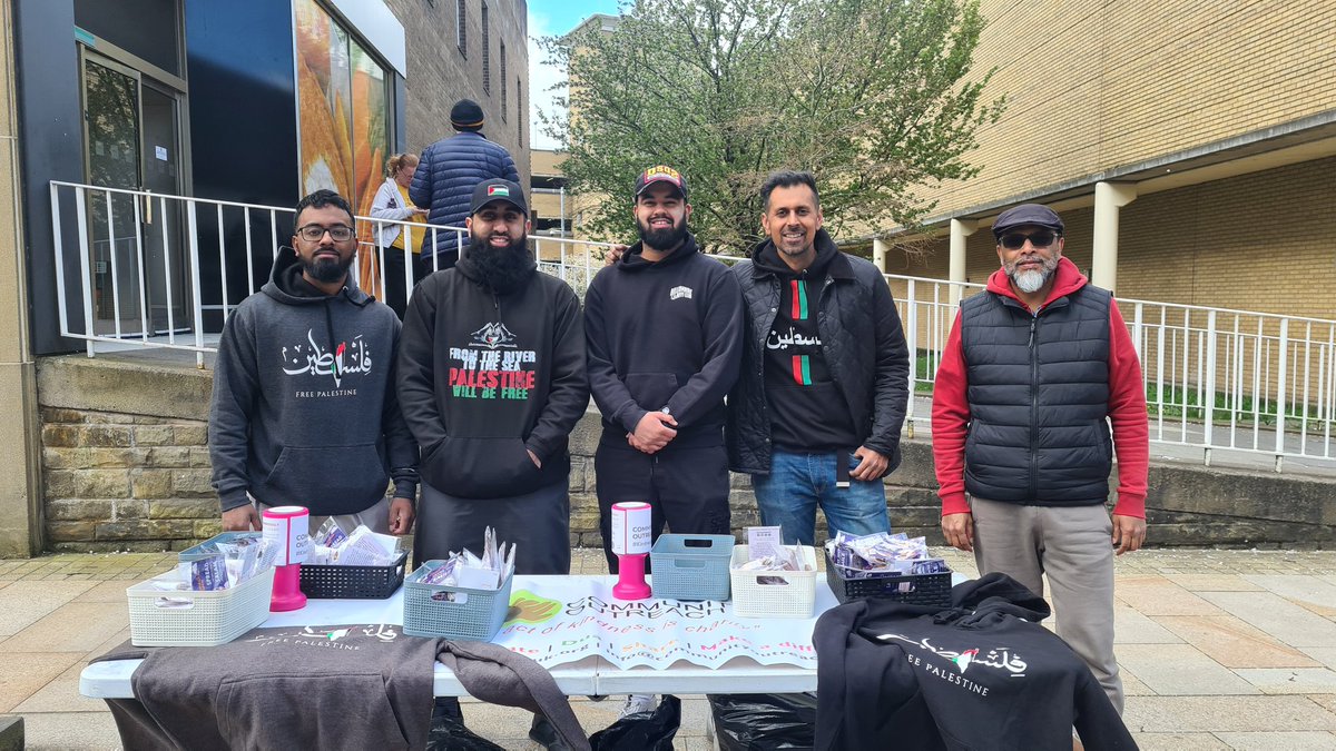 Annual #dates4sharing with Communith Outreach in Burnley Town Centre. Sharing the blessings of #Ramadan with the whole community #EidMubarak