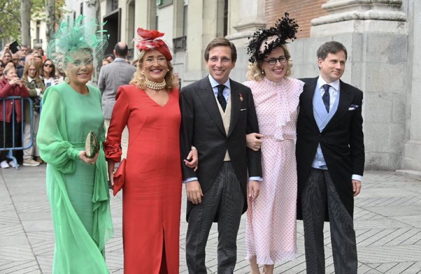 VickyRosell's tweet photo. Día de “Hola!”💅🏻👠

Pues tendremos una democracia imperfecta, pero la gente de a pie tiene más estilo y nobleza que la “élite”. 
Con sus tocados y hundidos. 😉 https://t.co/UH14x5Xg5u