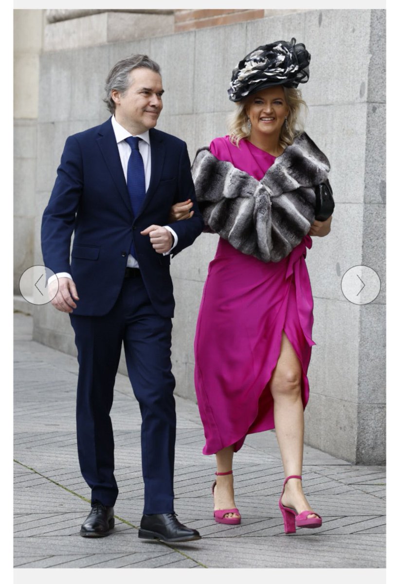 VickyRosell's tweet photo. Día de “Hola!”💅🏻👠

Pues tendremos una democracia imperfecta, pero la gente de a pie tiene más estilo y nobleza que la “élite”. 
Con sus tocados y hundidos. 😉 https://t.co/UH14x5Xg5u