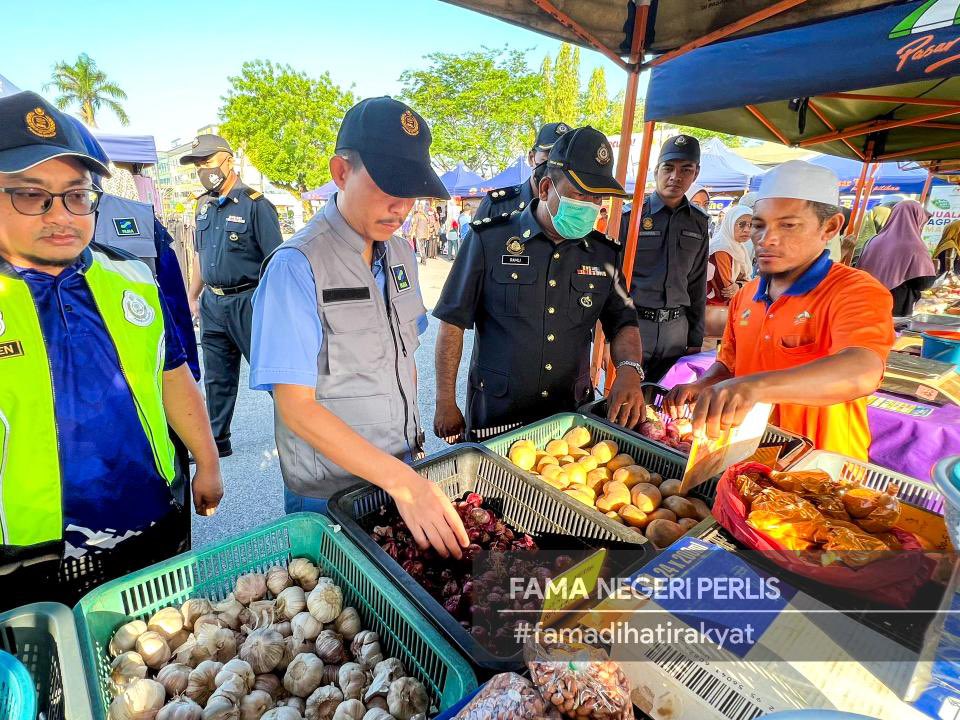 PerlisFama's tweet photo. 6 April 2024 | Penguatkuasaan pematuhan peraturan Grading Packaging Labelling (GPL) oleh penguatkuasa FAMA dengan kerjasama Kementerian Perdangangan Dalam Negeri (KPDN) Negeri Perlis di Pasar Tani Dataran MAIPs Kangar. https://t.co/PUeOyDL2HK