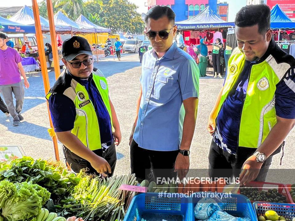 PerlisFama's tweet photo. 6 April 2024 | Penguatkuasaan pematuhan peraturan Grading Packaging Labelling (GPL) oleh penguatkuasa FAMA dengan kerjasama Kementerian Perdangangan Dalam Negeri (KPDN) Negeri Perlis di Pasar Tani Dataran MAIPs Kangar. https://t.co/PUeOyDL2HK