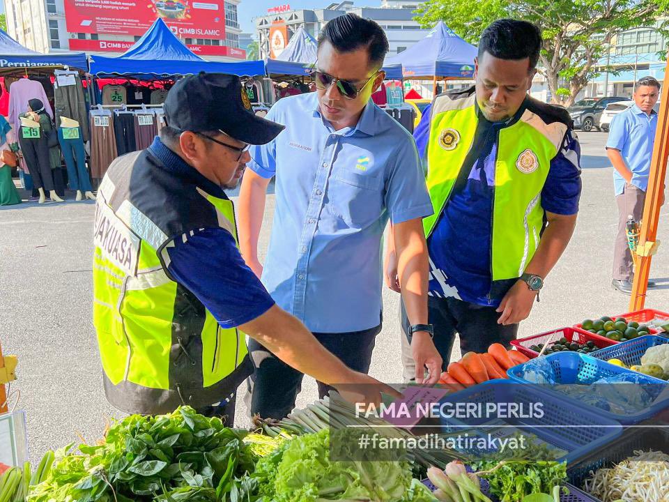 PerlisFama's tweet photo. 6 April 2024 | Penguatkuasaan pematuhan peraturan Grading Packaging Labelling (GPL) oleh penguatkuasa FAMA dengan kerjasama Kementerian Perdangangan Dalam Negeri (KPDN) Negeri Perlis di Pasar Tani Dataran MAIPs Kangar. https://t.co/PUeOyDL2HK