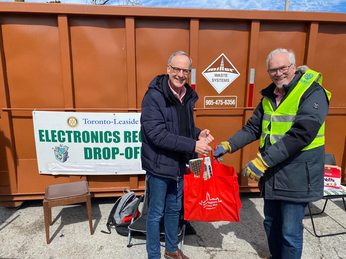 Headed down to the @EYTCshops today to drop off some old cellphones and other electronics at the Toronto Leaside Rotary electronics recycling event! From batteries to outdated gadgets, every item we recycle makes a difference. Drop off yours today until 5pm!