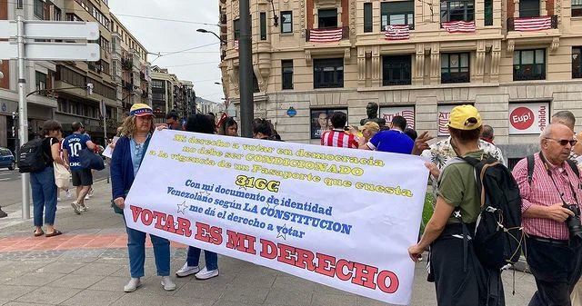 Venezolanos en España se unen a la protesta mundial para denunciar el bloqueo electoral, las violaciones de DDHH y apoyar a nuestra candidata presidencial <a href="/MariaCorinaYA/">María Corina Machado</a> - <a href="/yorisvillasana/">Corina Yoris</a>

#VenezolanosPorElMundo #VenezolanosEnEspaña #España #Venezuela #EleccionesLibresVzla