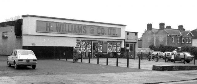KillesterTweet's tweet image. facebook.com/share/UdRWEUMz… H Williams supermarket 1970s Killester Dublin and the much coveted Green Shield stamps. What did you collect the stamps for? A Moulineux electric knife perhaps? 😃 @SupValukillestr  @greendoorfloris @lesleyscottb @killester_group @PhotosOfDublin