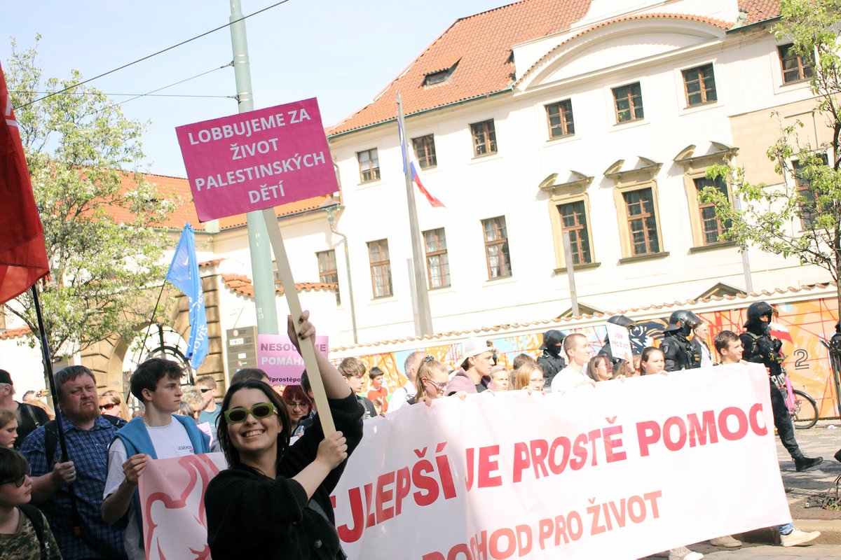 Nejlepší je prostě pomoc! Prahou prošel pochod pro život v Gaze lobbující za konec bombardování pásma Gazy. "Palestinské děti mají právo na život," skandovali zúčastnění aktivisté.