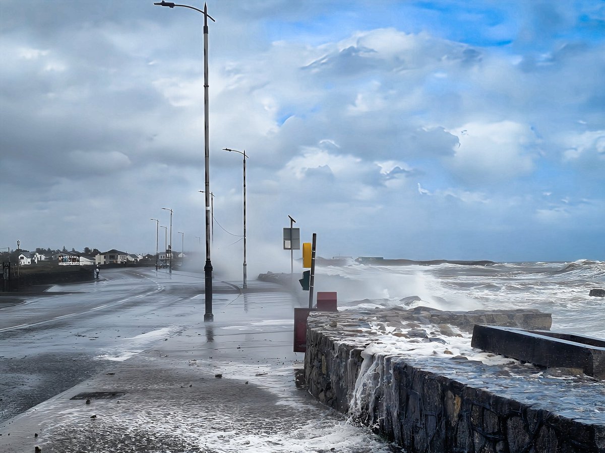 #StormKathleen An Spidéal tráthnóna 📷🌊⛈️ . . . #spiddal #connemara #galway #ireland #anspidéal #conamara #gaillimh @AimsirTG4 @AranConnemara @ConnemaraIe @deric_tv @DiscoverIreland @galwaytourism @GoToIrelandUS @MetEireann @WeatherRTE @RTEToday @WeatherBBC