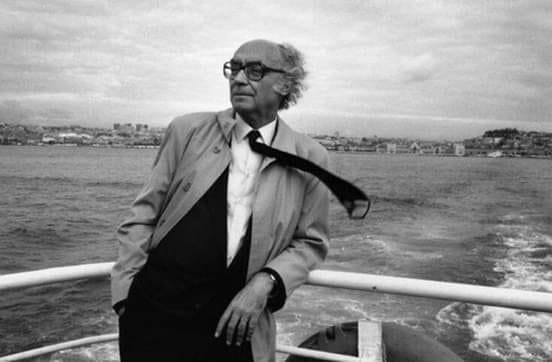 "Para qué sirve el arrepentimiento, si eso no borra nada de lo que ha pasado. El arrepentimiento mejor es, sencillamente, cambiar".
José Saramago