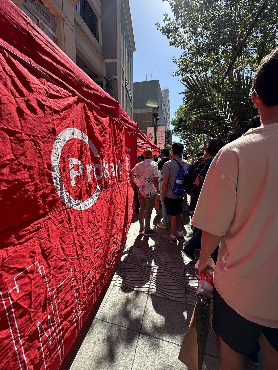 KennethVolgger's tweet photo. Pésima organización de la media maratón de viña #maratonviña #maraton #viña #puma https://t.co/MxE4H4gewc