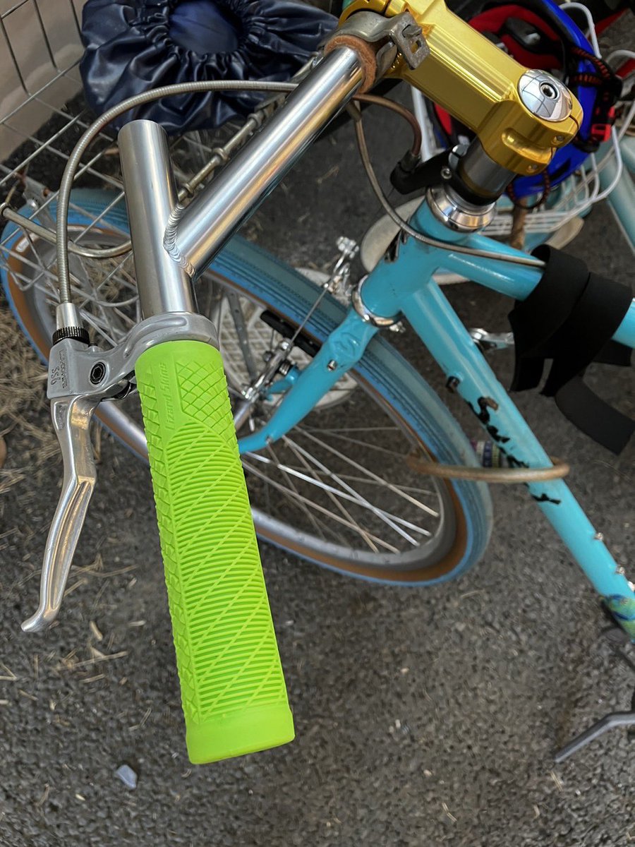 motoyawata__bot's tweet photo. 【盗まれました】遅い時間にごめんなさい！
先ほど自転車を盗まれた方から拡散のお願いを頂きました🙏

・昨日4/6(土)23:30〜今日00:30の間
・下総中山マルエツ前の駐輪場
・水色の車体、サーリーというブランド
・水色のグラベルキングというタイヤ
・黄緑のグリップ

見掛けたら教えて頂けたら！ https://t.co/yJDWa5bIGq