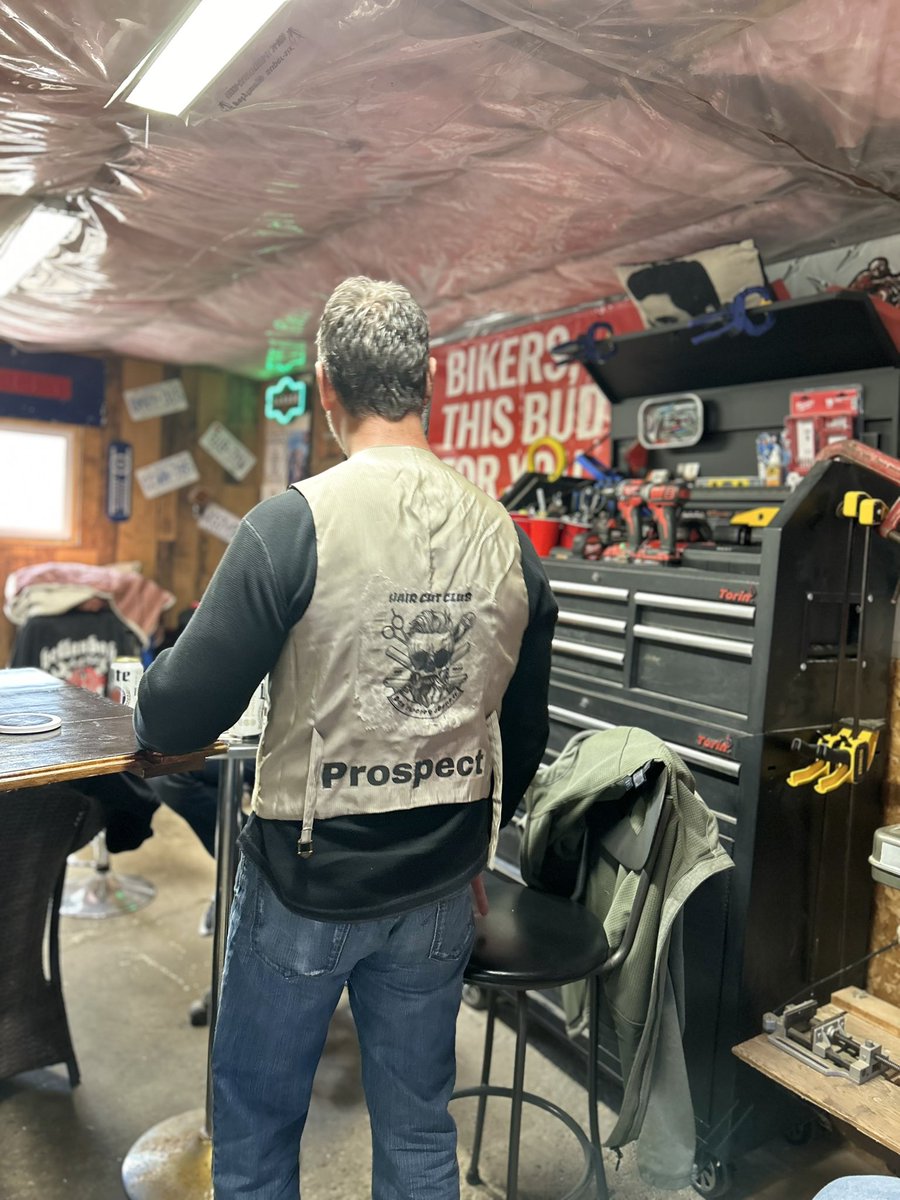 PE_HCC69's tweet image. Newest recruit was impressed with the hair cut, disappointed there was no pre workout/protein shakes #iliftthingsupandputthemdown #lightweightbaby #dontworryaboutit #hcc